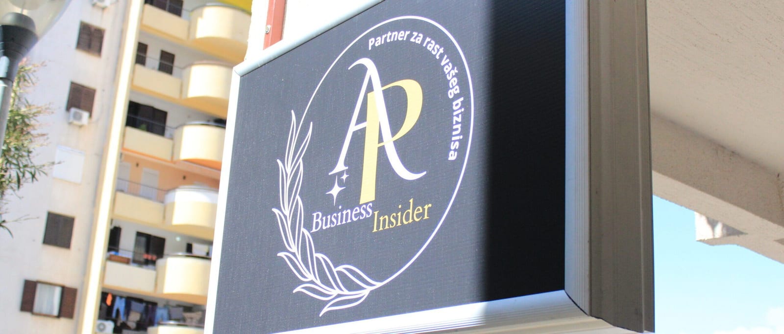 Außenschild mit dem Logo von AP Business Insider