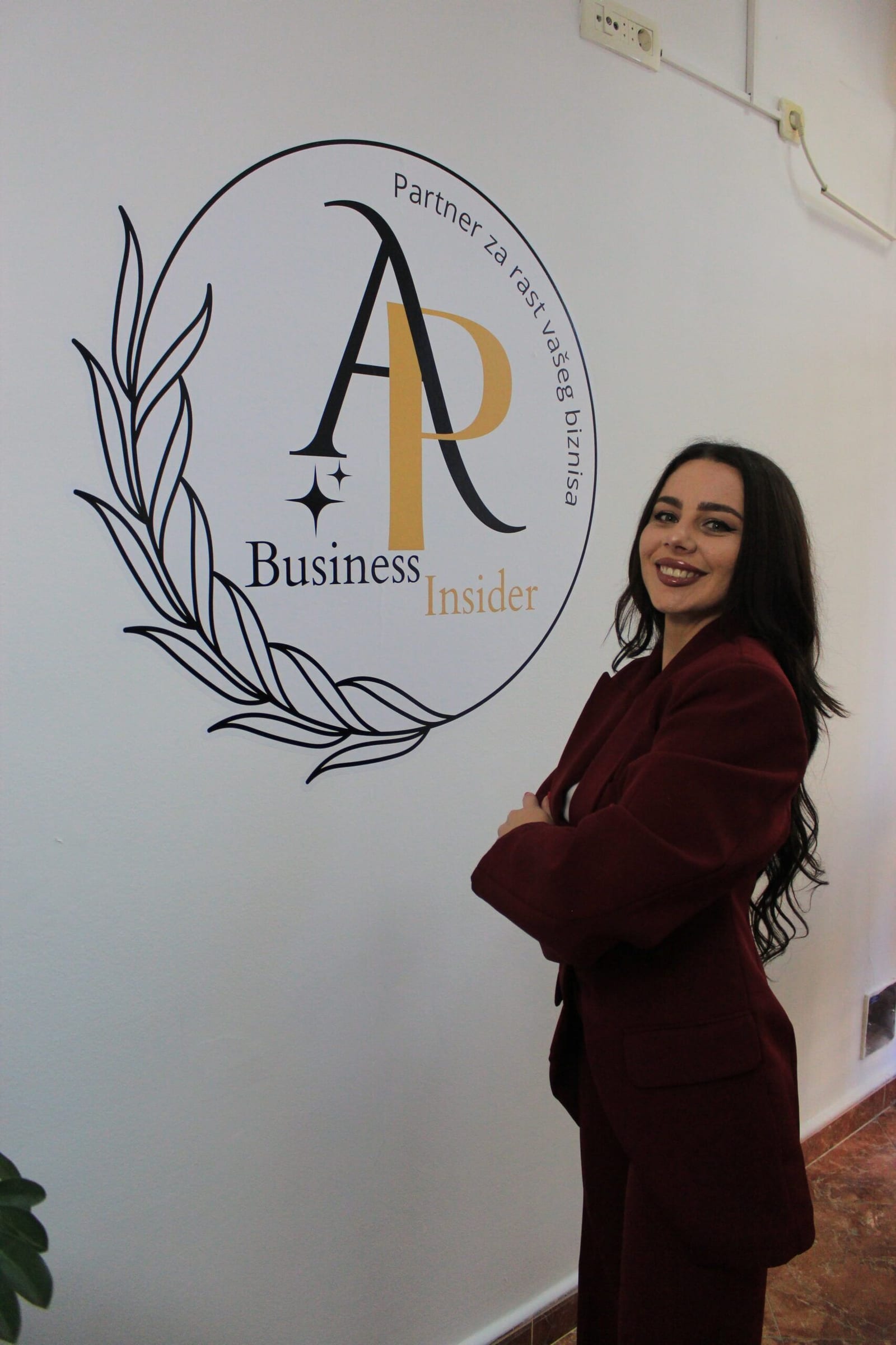 Анела Пепеляк у стены с логотипом AP Business Insider